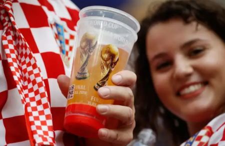 2018年俄罗斯世界杯期间，球迷携带啤酒 图源：美媒