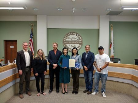 (Lucy Chen 与市长和市议会成员一起)