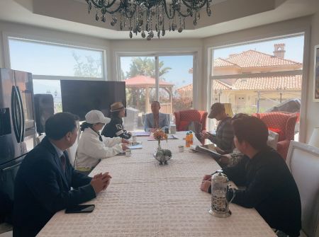在洛杉矶艺术家会馆会谈