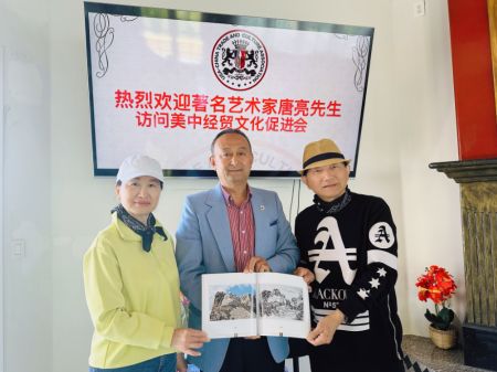 唐亮向朱俊英赠送钢笔素描加州写生作品