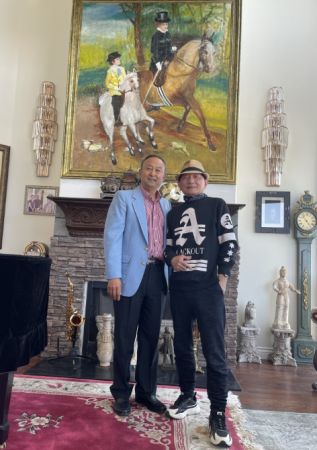 唐亮与朱俊英在作品前合影留念
