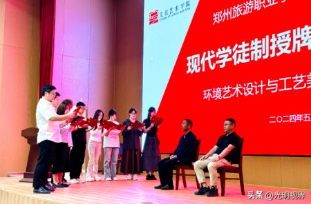 学生向非遗传承人陈振强行礼。张捷/摄