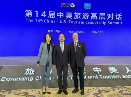 叶国安先生（右）参加第14届中美旅游高层对话活动上，与陕西省文旅厅厅长高阳（中）、西安曲江新区管委会文化和旅游局局长苏岚（左）合影。