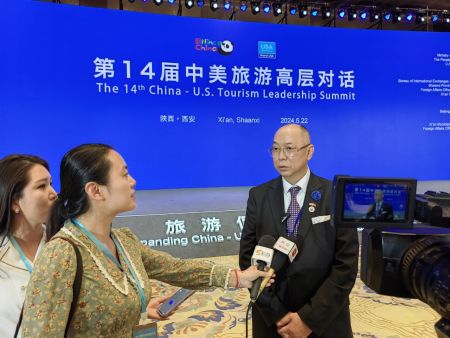 图：叶国安向媒体介绍即将在美国洛杉矶举办的“长安灯会”活动