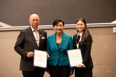 图：美国国会议员赵美心（中）为主办方叶国安（左）叶瀞之（右）颁发贺状