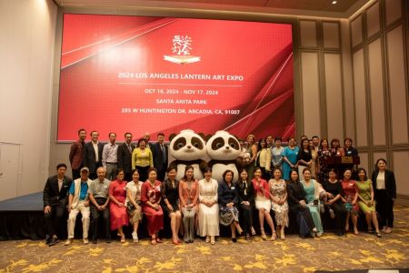 图：参加活动的贵宾与主办方代表合影留念