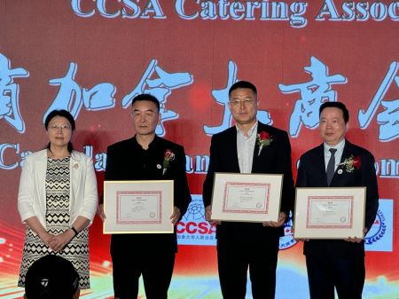 梁艳敏参赞、翟维远会长等为加拿大会长颁发证书