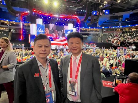 参加全美共和党大会代表的邓龙（右）和刘锡枢（左）