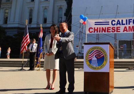 图二：Amy Tong with APAPA Founder C.C. Yin