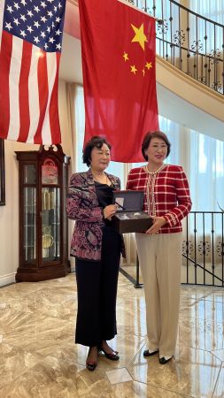 美国女企业家俱乐部会长于忠霞与辽宁女企业家协会会长黄晓冬互赠纪念品