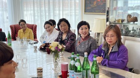 著名侨领、金都餐饮集团孙英丽董事长主持会议