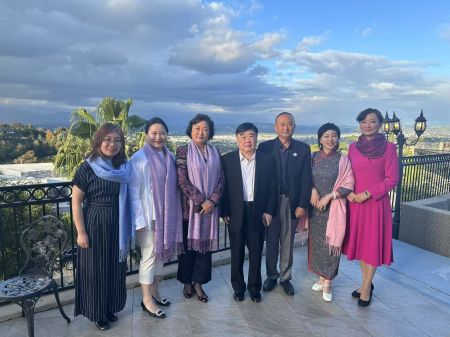 荣誉赵洪民主席、朱俊英主席与辽宁女企业家合影