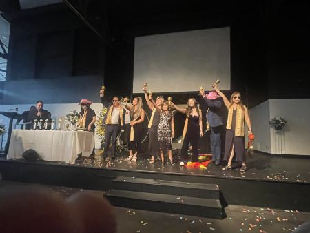 图3 CAAPS晚会组委会成员上台举杯庆祝晚会开始