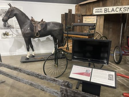 图9 加州汽车博物馆镇馆之宝1886年奔驰老车