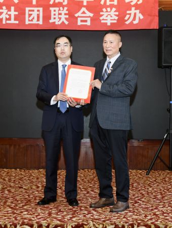 图：王一鸣主任为活动举办方代表彭德龙颁奖。