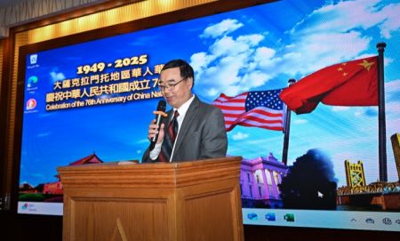 中国国庆基金会会长吴忠先生发表热情洋溢的大会致词