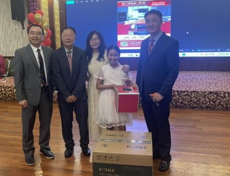 吴忠会长、晚会主持人和抽奖活动中的获奖人合影