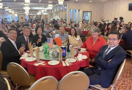 市长们，尹集成先生，杨守征副总领事和重要嘉宾合影