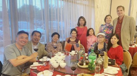 济南-萨克拉门托姐妹市协会会长Grace Liu、协会理事Sophia与会嘉宾合影