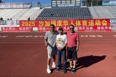 地区杰出企业家CC Yin、运动会主持人之一 Adrian Wang及义工蒋志勇合影留念