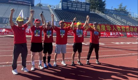 福森湖人队（Folsom Lakers）获得田径赛4x100接力赛男子组冠军，领奖台组委会主席谢宏韬为获奖运动员颁奖并合影留念