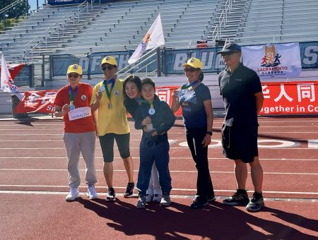 卞姗姗，运动会副裁判长兼运动员Anna及队友们获得女子组4x100米接力赛亚军