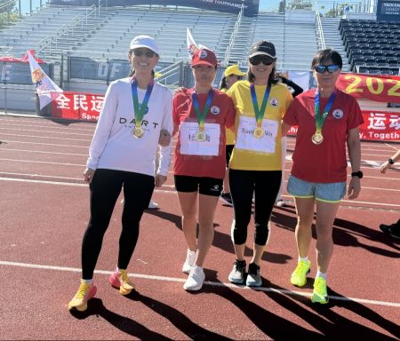  田秀英和队友们获得女子组4x100米接力赛冠军