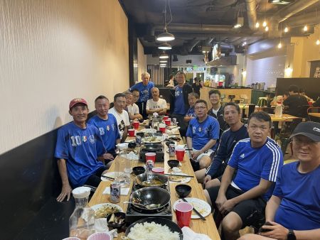 福森龙队赛后大摆庆祝宴，喝酒聚餐祝贺夺得足球赛铜牌