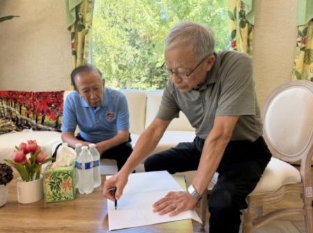 Zhu Weiren and Yin Jicheng engage in discussion and exchange. Zhu Weiren and Yin Jicheng engage in discussion and exchange.