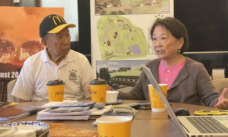 APAPA协会名誉主席尹集成先生与夫人黄春芳女士在座谈会上发言 APAPA协会名誉主席尹集成先生与夫人黄春芳女士在座谈会上发言