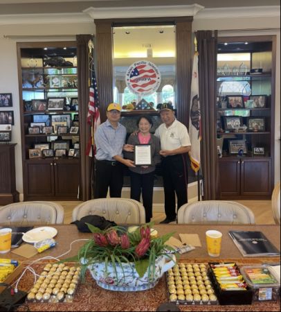 吴忠主席为尹集成先生与夫人黄春芳女士颁发终身成就奖 吴忠主席为尹集成先生与夫人黄春芳女士颁发终身成就奖