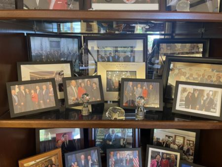 尹集成先生与夫人黄春芳女士客厅橱柜中与政界商界领袖合影 尹集成先生与夫人黄春芳女士客厅橱柜中与政界商界领袖合影