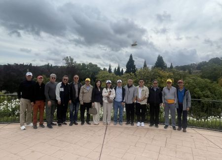 国庆基金会及与会参与者在庄园合影留念 国庆基金会及与会参与者在庄园合影留念