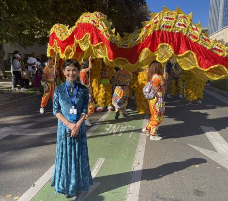舞台总监汪俊敏和舞龙队 舞台总监汪俊敏和舞龙队