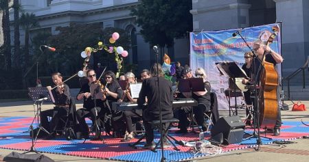 社区管弦乐队MICO表演的经典浪漫的欧洲古典乐曲。为演出拉开了序幕 社区管弦乐队MICO表演的经典浪漫的欧洲古典乐曲。为演出拉开了序幕