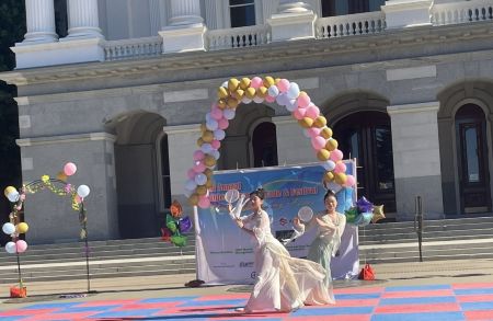 美丽多姿的中国民族舞蹈表演 美丽多姿的中国民族舞蹈表演