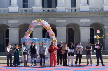 金秋丰收游行协会为有关机构颁奖 金秋丰收游行协会为有关机构颁奖