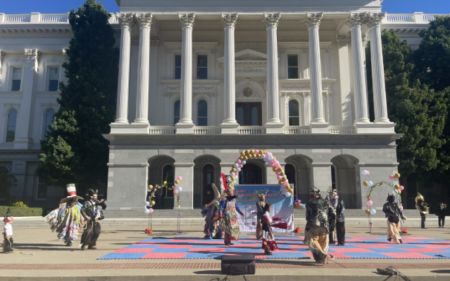 独特的民俗化妆舞表演 独特的民俗化妆舞表演