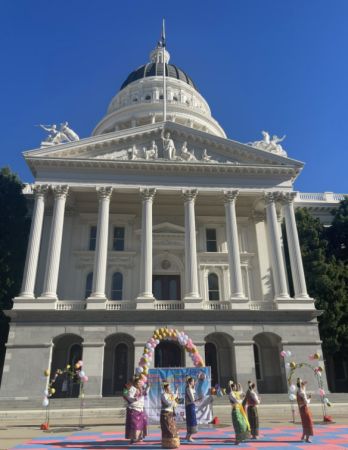 多彩服装的民族舞表演 多彩服装的民族舞表演