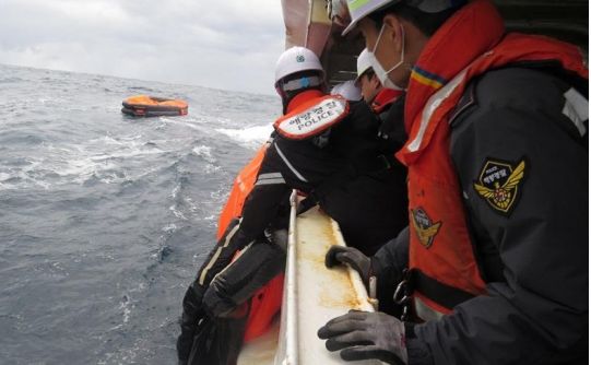 中国货船在南韩外海触礁沉船 海警出动救援