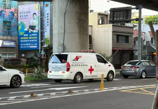 车辆避让救护车竟因闯红灯挨罚台科技执法惹民怨