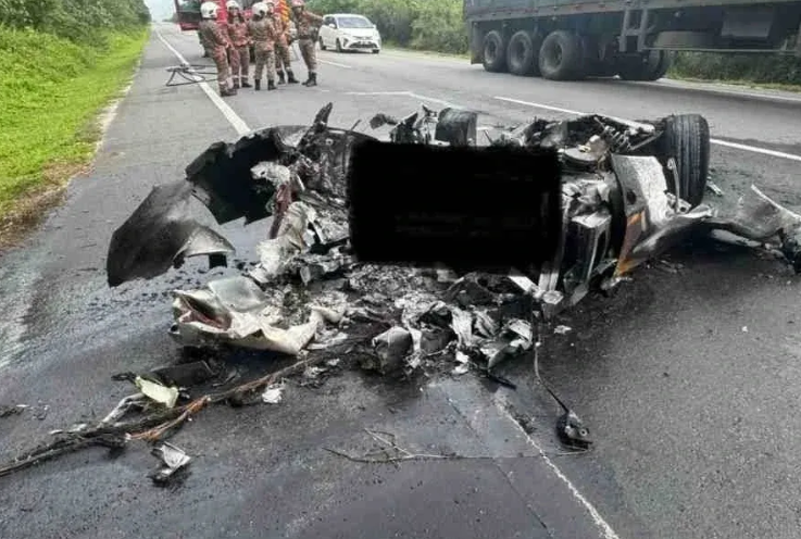 法拉利跑车失控 新加坡情侣烧死