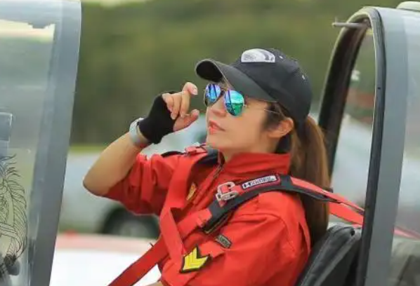 澳大利亚女华侨逐梦特技飞行 冲破自我边界