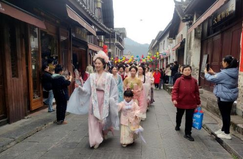 传统花朝遇千年古城 湖南洪江市上演春日盛宴